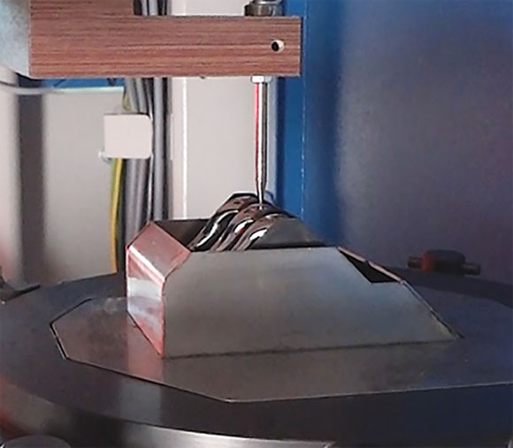 Figure 3. Measuring needle to control the wave height.